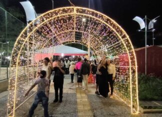 Luzes coloridas e trabalho com crochê marcam o início do Natal Pontos de Luz em Itabira